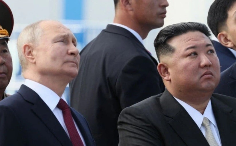 Tổng thống Vladimir Putin (trái) và nhà lãnh đạo Triều Tiên Kim Jong-un thăm Sân bay vũ trụ Vostochny của Nga hôm 13/9 (Ảnh: AFP). Tổng thống Vladimir Putin (trái) và nhà lãnh đạo Triều Tiên Kim Jong-un thăm Sân bay vũ trụ Vostochny của Nga hôm 13/9 (Ảnh: AFP).