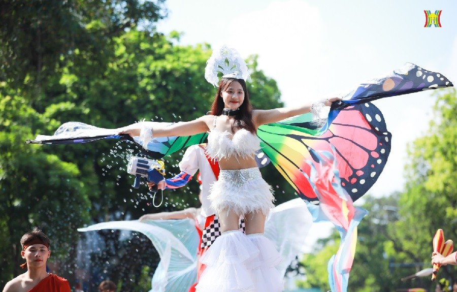 Những khoản khắc Carnaval Thu Hà Nộ rực rỡ sắc màu Những khoản khắc Carnaval Thu Hà Nộ rực rỡ sắc màu