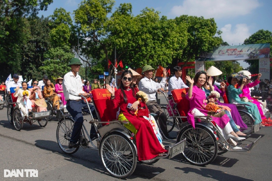 Những khoản khắc Carnaval Thu Hà Nộ rực rỡ sắc màu Những khoản khắc Carnaval Thu Hà Nộ rực rỡ sắc màu