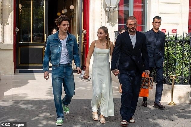 David cùng con trai Cruz và con gái Harper xuất hiện trên đường phố Paris (Pháp) mới đây (nguồn: Dân trí).