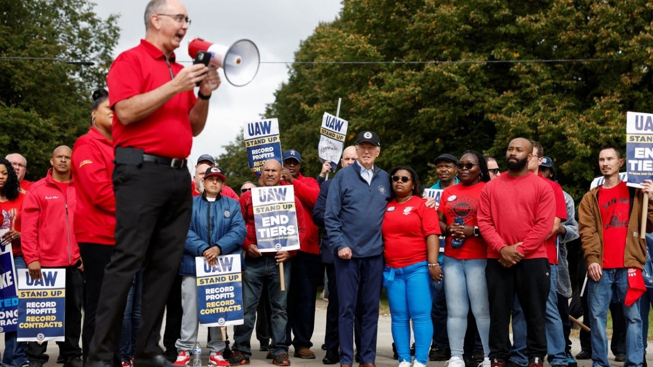 Ảnh ấn tượng (25/9-1/10): Tròn 1 năm Nga sáp nhập 4 vùng lãnh thổ; Ukraine bắn pháo tự hành ‘hoa cẩm chướng’; ông Biden có hành động lịch sử