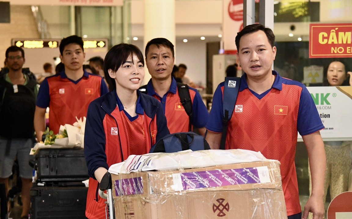 Các thành viên tuyển bắn súng Việt Nam về tới sân bay Nội Bài (Hà Nội) vào tối 1/10, khép lại hành trình AIAD19 rất thành công với 1 HCV, 1 HCB, 1 HCĐ.