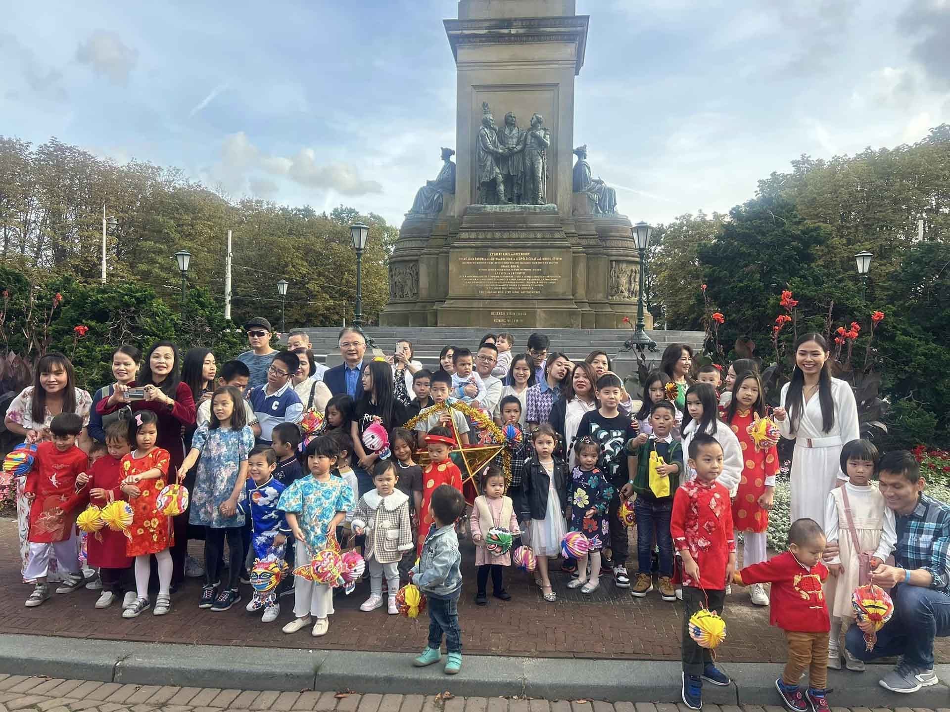 Chương trình Tết Trung thu đầy ý nghĩa, đậm đà văn hóa dân tộc của thiếu nhi người Việt tại Hà Lan