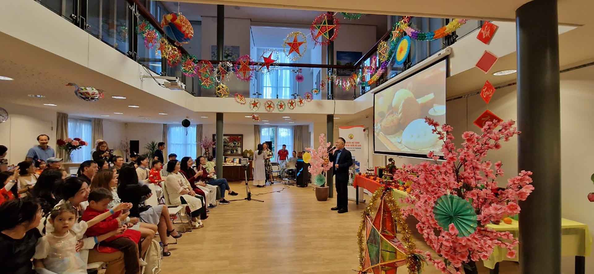 Chương trình Tết Trung thu đầy ý nghĩa, đậm đà văn hóa dân tộc của thiếu nhi người Việt tại Hà Lan