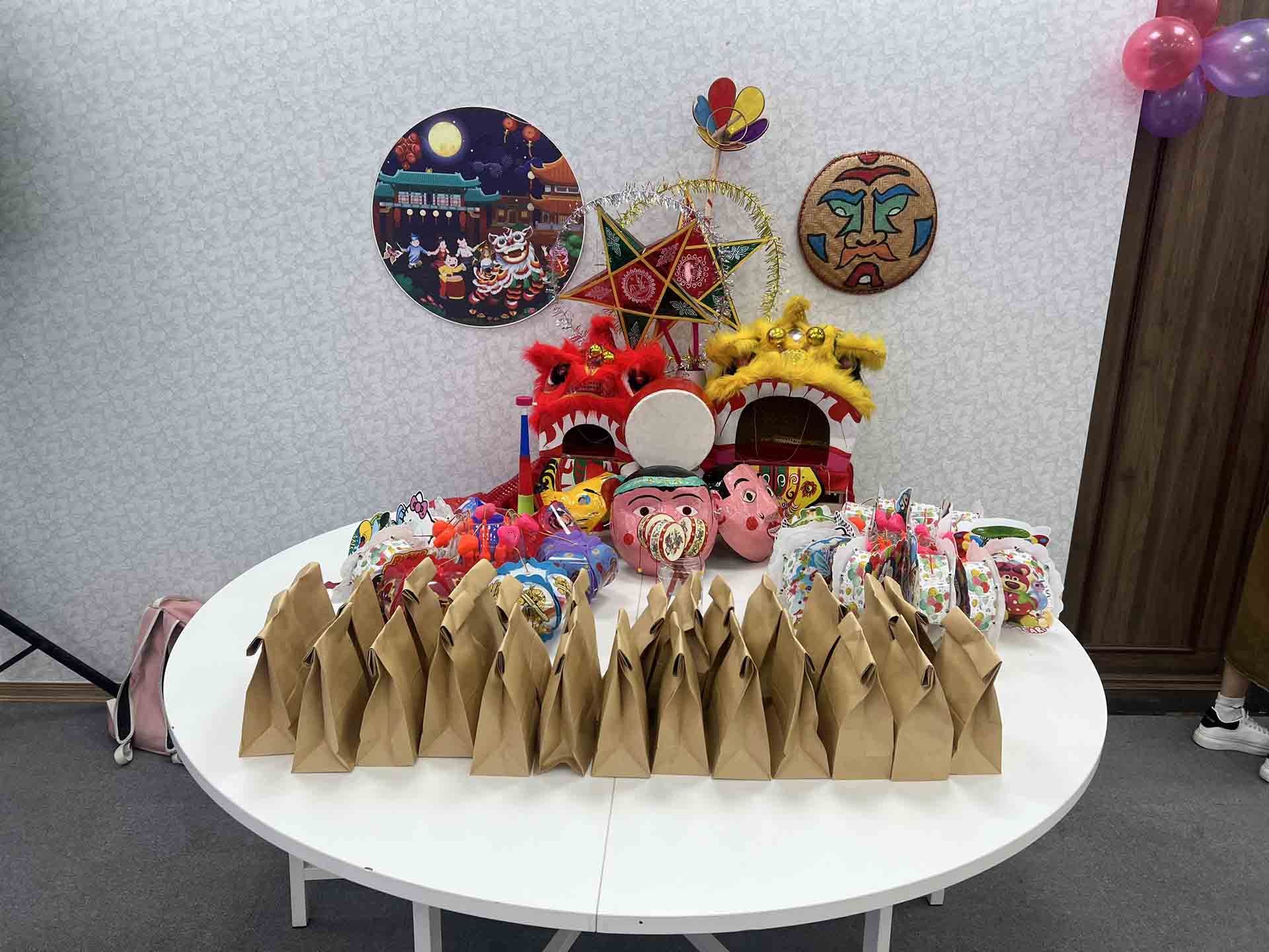 Chương trình Tết Trung thu ‘Đêm hội ánh Trăng’ của Học viện Ngoại giao - một hoạt động ý nghĩa cho thiếu nhi Chương trình Tết Trung Thu ‘Đêm hội ánh Trăng’ của Học viện Ngoại giao - một hoạt động ý nghĩa cho thiếu nhi