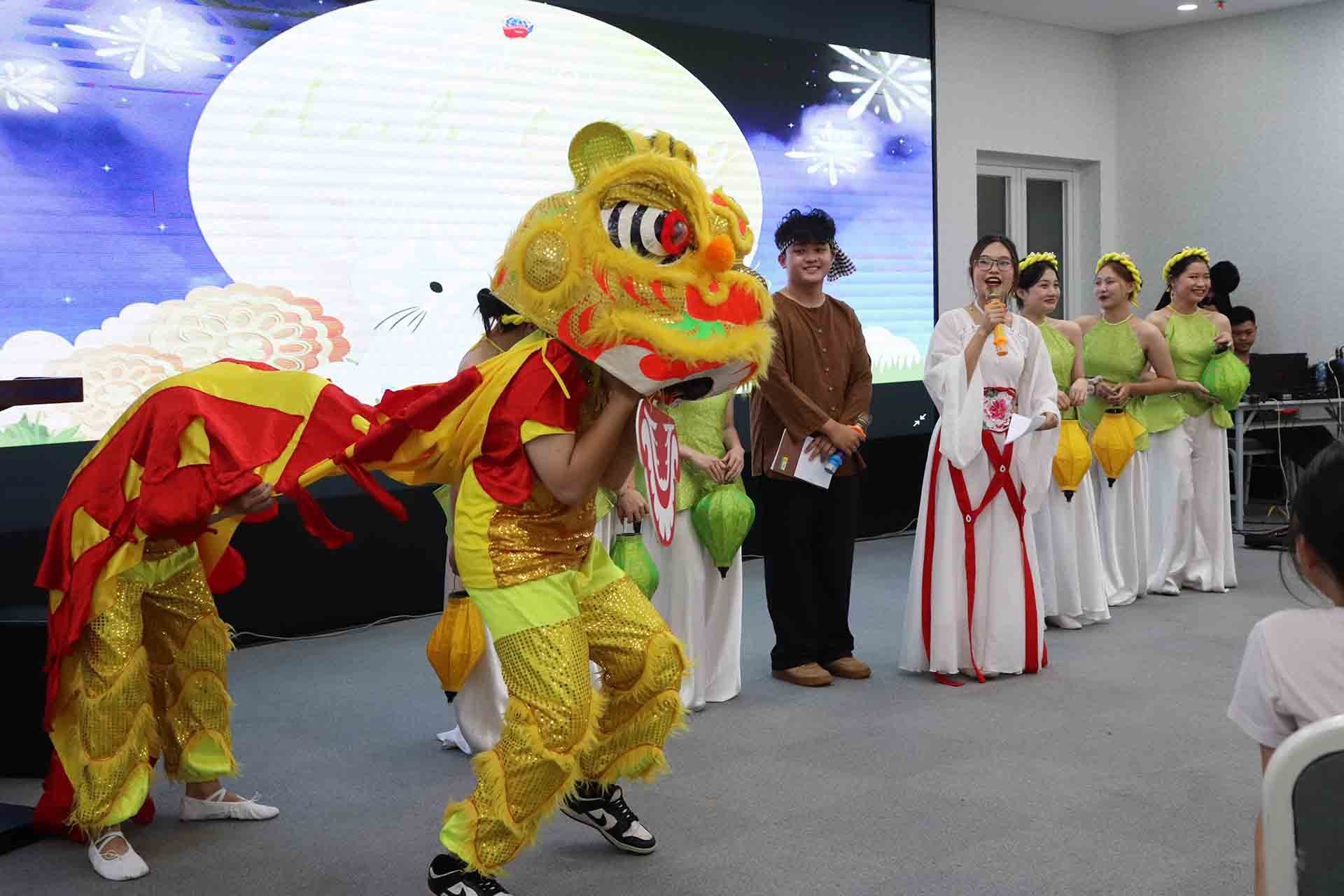 Tiết mục “cây nhà lá vườn” của sinh viên Học viện. Tiết mục “cây nhà lá vườn” của sinh viên Học viện.