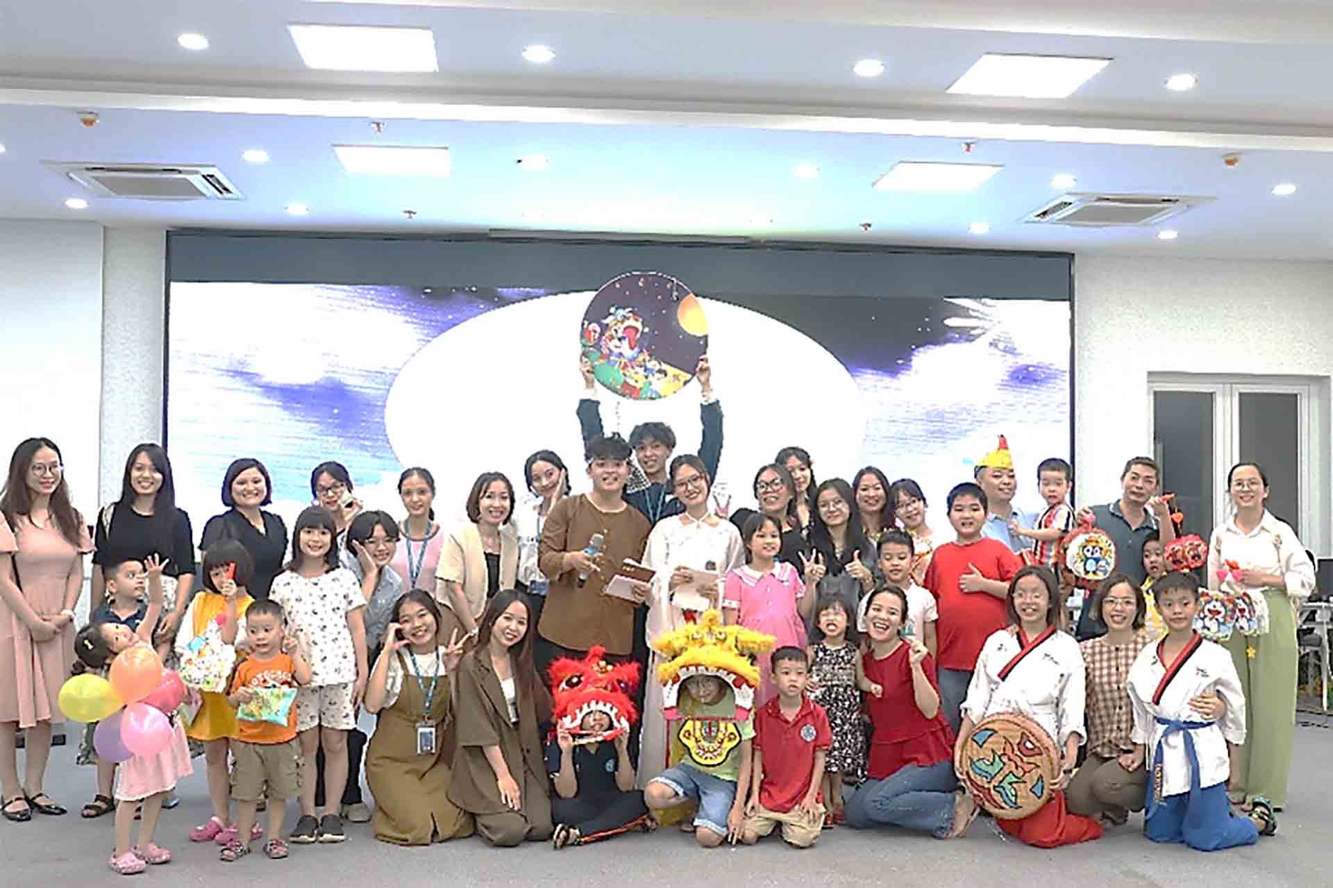 Chụp ảnh lưu niệm kết thúc chương trình Chụp ảnh lưu niệm kết thúc chương trình