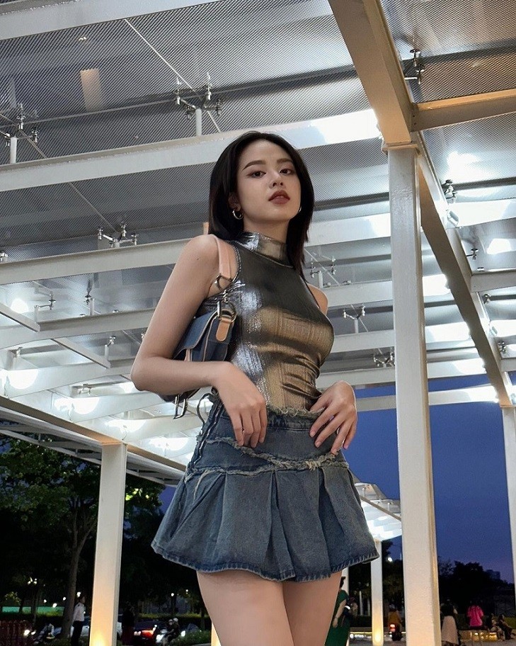 Chiếc túi có thiết kế cá tính được mỹ nhân Đà Nẵng phối cùng những bộ trang phục hầm hố, đi theo các xu hướng được gen Z ưa chuộng. 