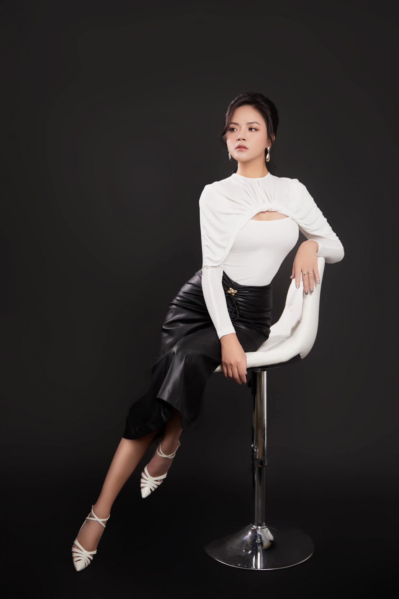 Diễn viên Thu Quỳnh phim Cuộc chiến không giới tuyến