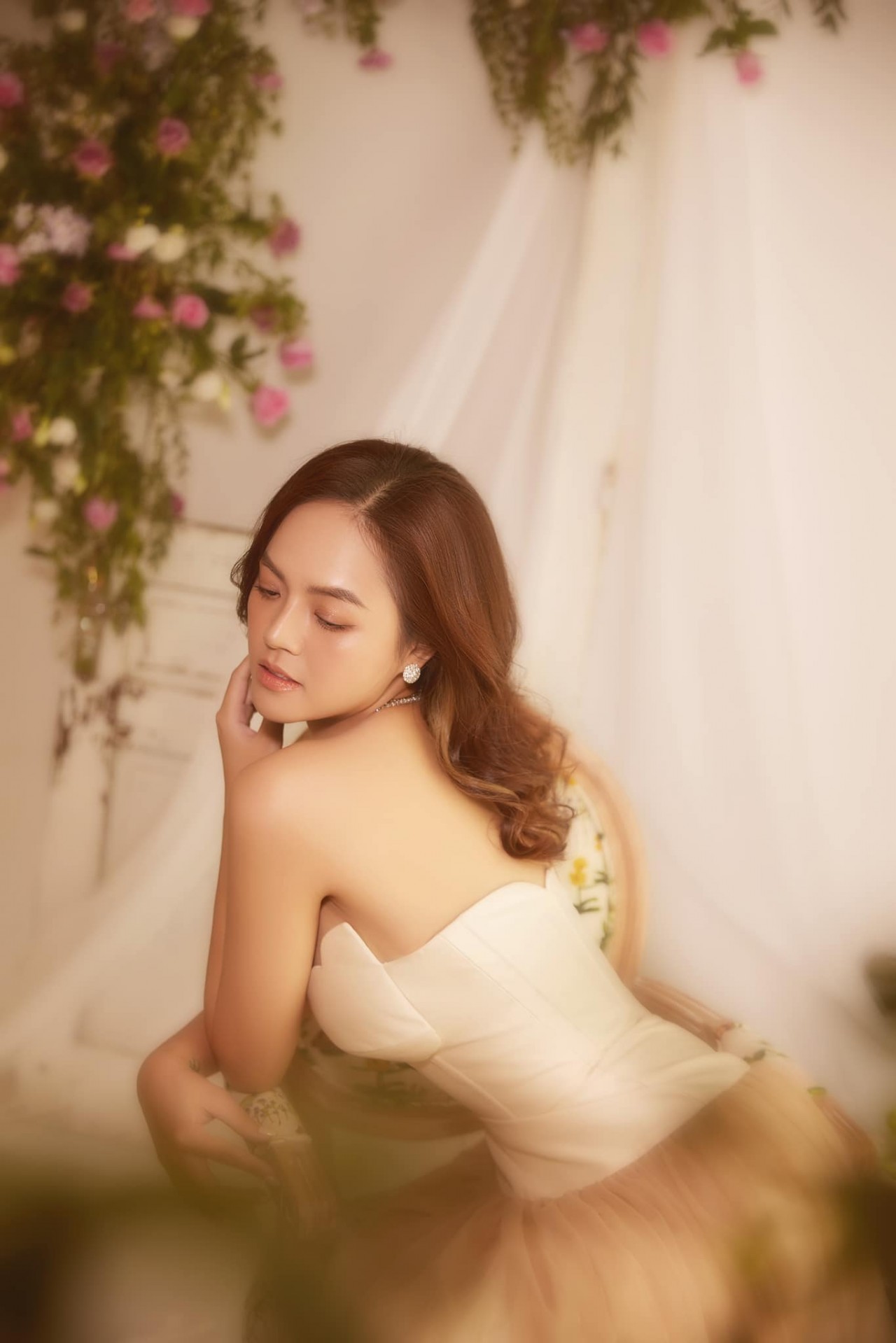 Diễn viên Thu Quỳnh phim Cuộc chiến không giới tuyến