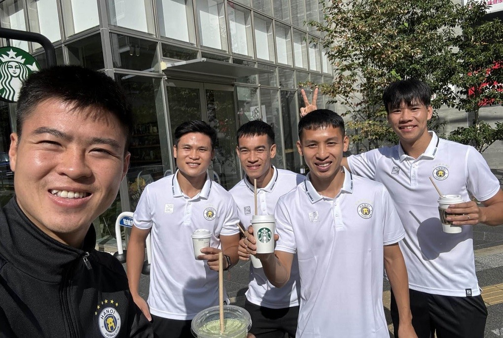 CLB Hà Nội lên đường sang Nhật Bản hôm 1/10 để chuẩn bị cho trận làm khách của Urawa Reds ở lượt đấu thứ 2 bảng J AFC Champions League 2023-2024. Sau khi ổn định nơi ăn chốn ở, Duy Mạnh cùng các đồng đội tranh thủ dạo phố Saitama.