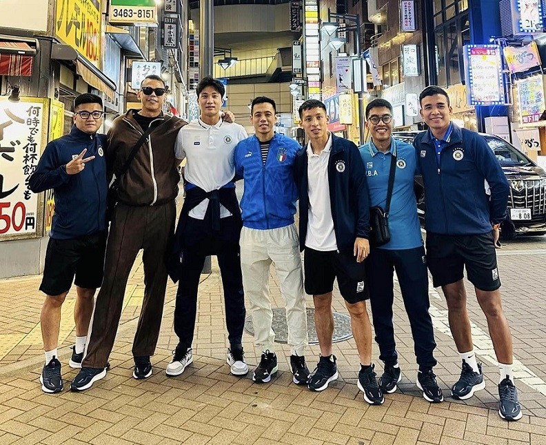 Một số cầu thủ của Hà Nội như Hùng Dũng, Tuấn Hải, Văn Nam… từng thi đấu trận Việt Nam hòa Nhật Bản 1-1 ở vòng loại World Cup 2022 hồi năm ngoái. Tuy nhiên, thời điểm đó họ chỉ ở trong khách sạn do lệnh giãn cách Covid-19 nên giờ mới được thoải mái dạo chơi, mua sắm tại đây. 