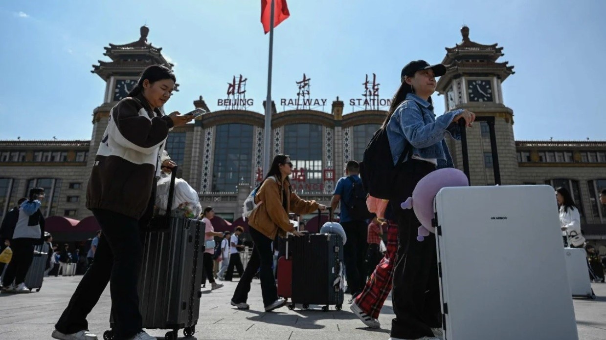 Người dân đổ xô đi du lịch như 'chim sổ lồng', đây mới là ngành kinh tế hồi phục mạnh mẽ nhất ở Trung Quốc