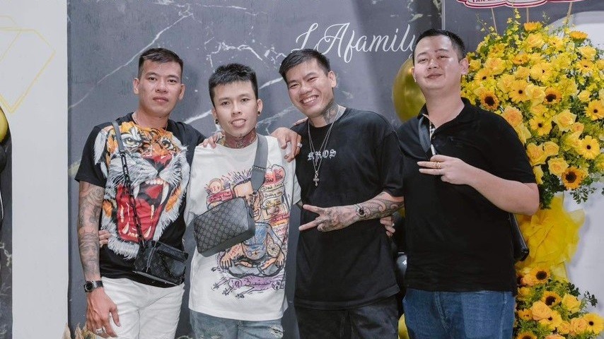 Chàng thợ xăm 9x giành nhiều giải quốc tế mở tiệm lớn nhất miền Tây làm mái nhà chung cho người cùng đam mê