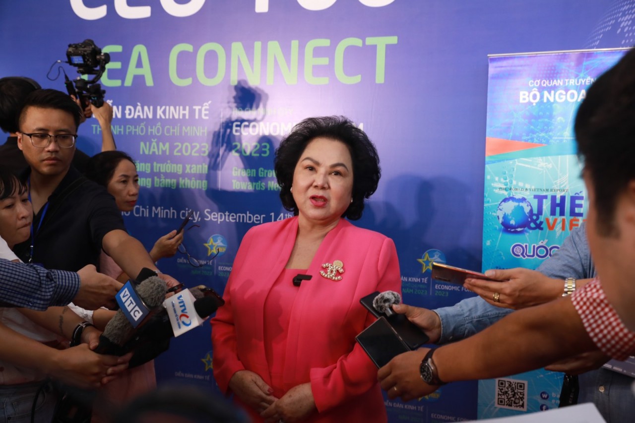 (10.03) Bà Lý Kim Chi, Chủ tịch HĐQT Tập đoàn Tân Đông Hiệp, Chủ tịch Hiệp hội Lương thực-Thực phẩm TP.HCM (FFA), Phó chủ tịch Hiệp hội Doanh nhân TP.HCM (HUBA), chia sẻ nỗ lực của doanh nghiệp bà trong thúc đẩy phát triển xanh. (Ảnh: Bến Thành)