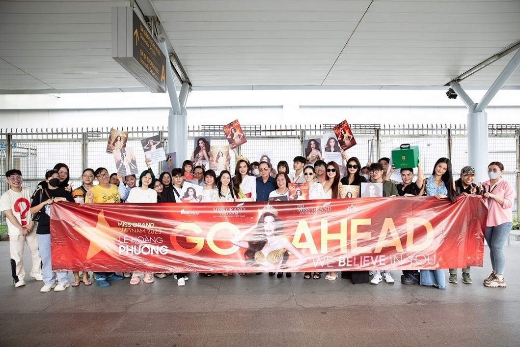 Nhiều khán giả có mặt từ sớm, chuẩn bị băng rôn, hình ảnh gửi Hoa hậu Lê Hoàng Phương. Nhiều khán giả có mặt từ sớm, chuẩn bị băng rôn, hình ảnh gửi Hoa hậu Lê Hoàng Phương.