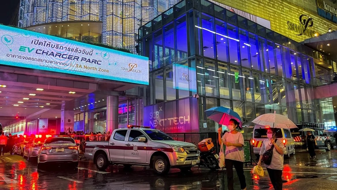 Khung cảnh hỗn loạn sau vụ xả súng tại Trung tâm thương mại Siam Paragon ở Bangkok, Thái Lan