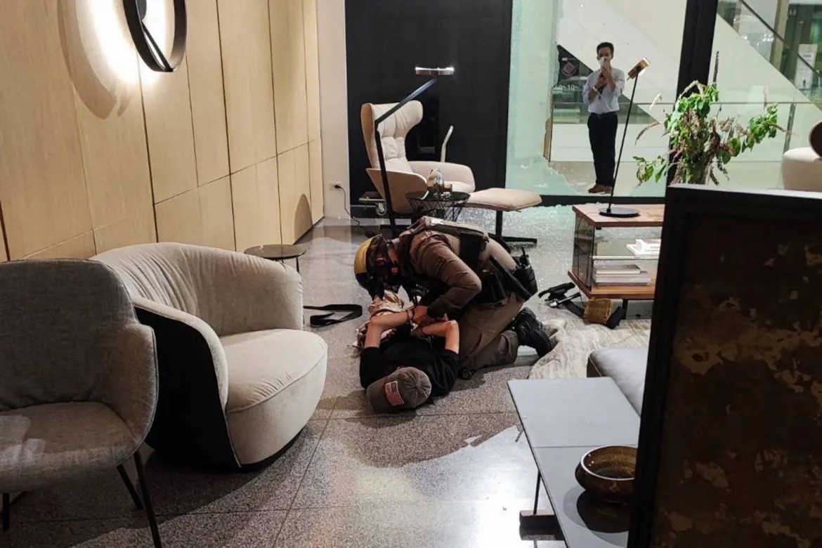 Khung cảnh hỗn loạn tại vụ xả súng tại một trung tâm thương mại ở Bangkok, Thái Lan Khung cảnh hỗn loạn tại vụ xả súng tại một trung tâm thương mại ở Bangkok, Thái Lan