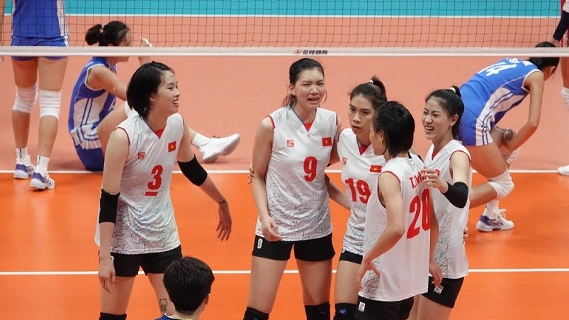 ASIAD 19: Đội tuyển bóng chuyền nữ Việt Nam lần đầu vào bán kết, HLV Nguyễn Tuấn Kiệt chia sẻ cảm xúc với báo chí