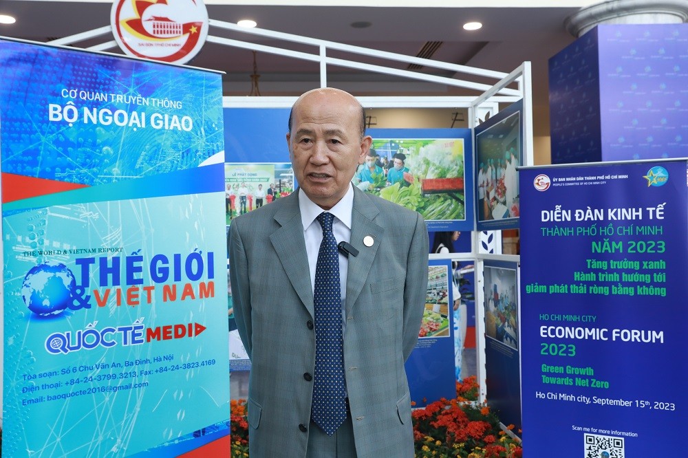 (10.04) Ông Lee Man Ee cho rằng chính phủ cần thay đổi nhận thức và phương pháp xử lý rác thải hàng ngày của người dân. (Ảnh: Bến Thành) 