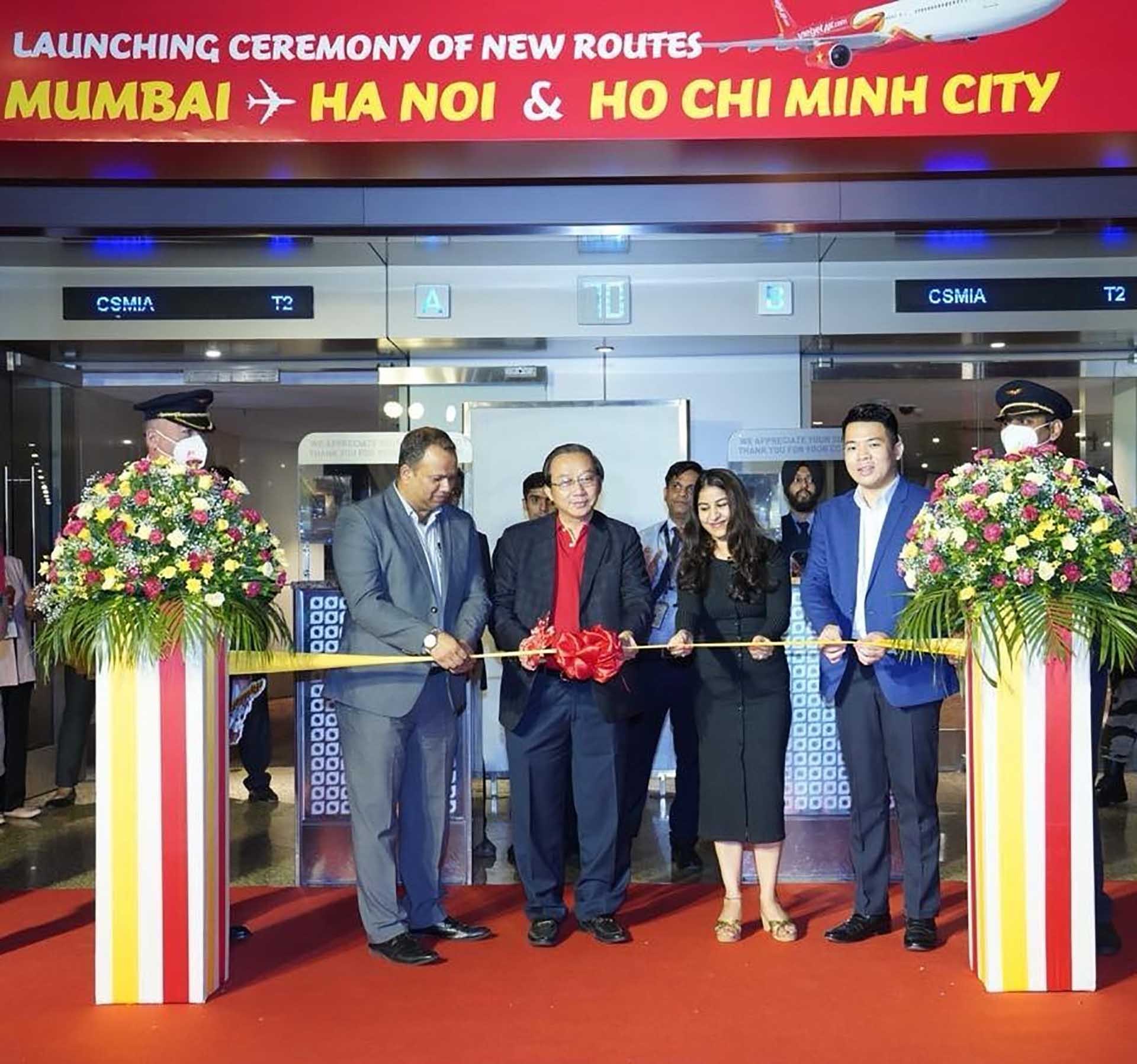 Bạn Dương Đức Anh (thứ hai từ bên phải) dự buổi Lễ mở đường bay thẳng Mumbai – Hà Nội/Tp.Hồ Chí Minh. Bạn Dương Đức Anh (thứ hai từ bên phải) dự buổi Lễ mở đường bay thẳng Mumbai – Hà Nội/Tp.Hồ Chí Minh.