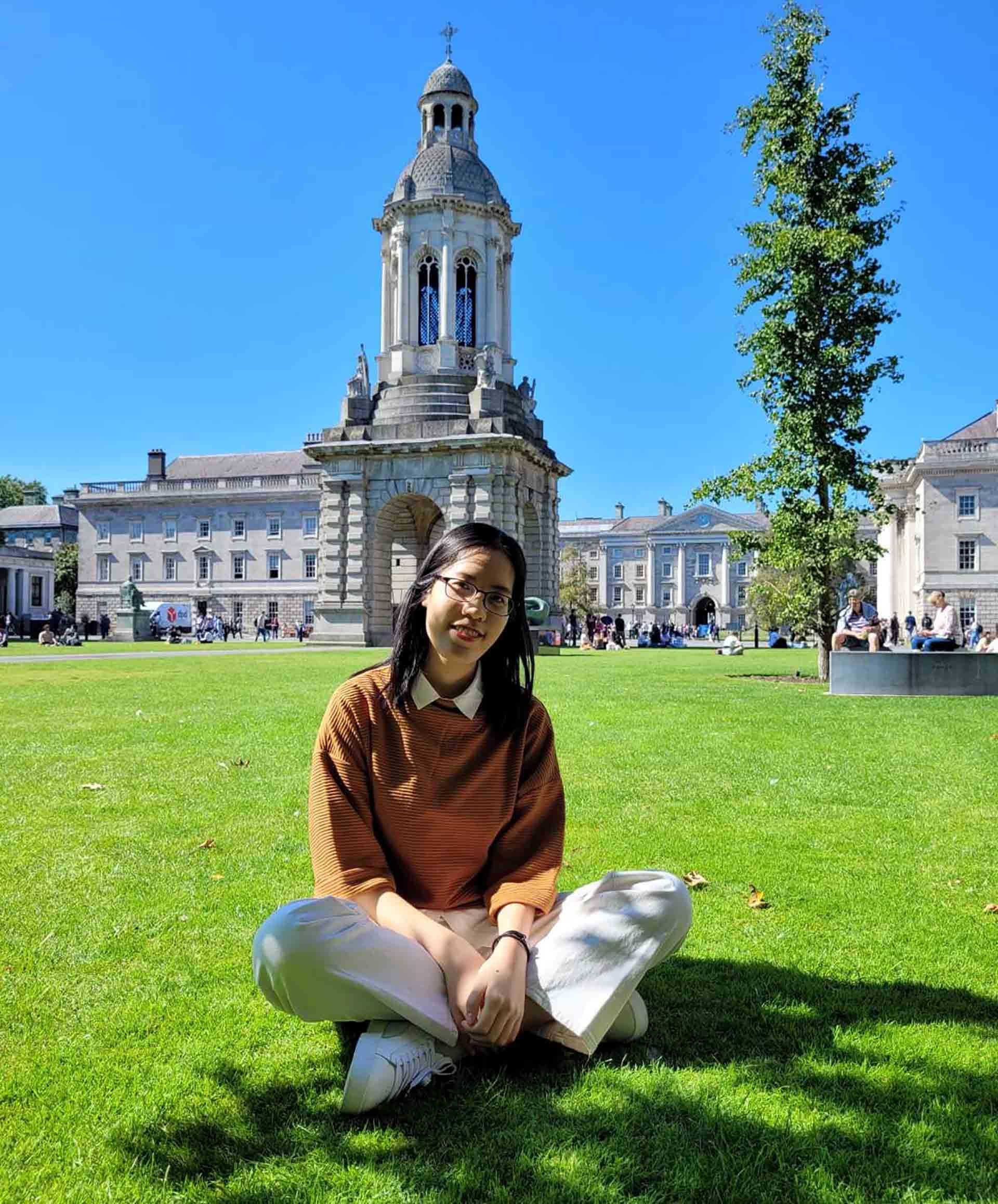Bạn Tôn Nữ Thanh Bình tại Đại học Trinity College Dublin, Ireland Bạn Tôn Nữ Thanh Bình tại Đại học Trinity College Dublin, Ireland
