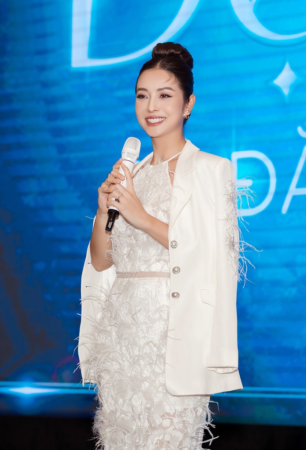 Hoa hậu Jennifer Phạm đẹp như nữ sinh với đầm trắng tinh tế kết hợp trang điểm kiểu trong veo Hoa hậu Jennifer Phạm đẹp như nữ sinh với đầm trắng tinh tế kết hợp trang điểm kiểu trong veo