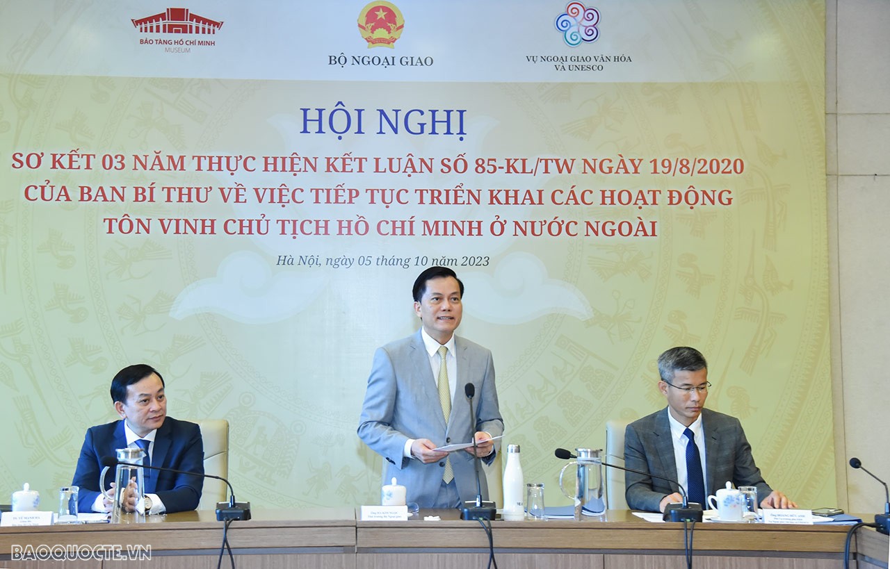 Tiếp tục tăng cường tuyên truyền, giới thiệu, tôn vinh Chủ tịch Hồ Chí Minh với cộng đồng quốc tế Tiếp tục tăng cường tuyên truyền, giới thiệu, tôn vinh Chủ tịch Hồ Chí Minh với cộng đồng quốc tế