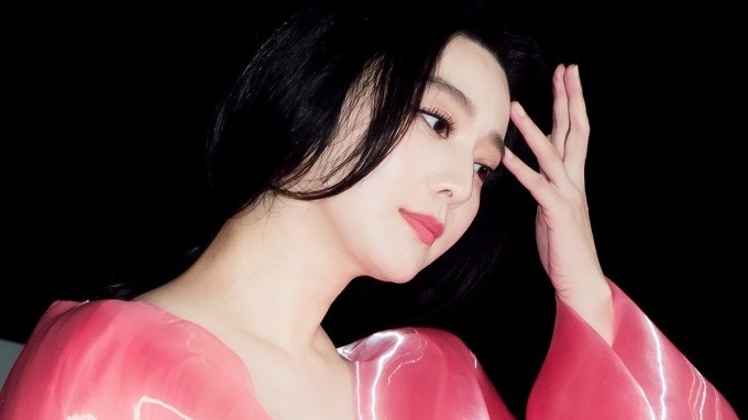 Phạm Băng Băng trở thành tâm điểm với đầm khoét sâu tôn làn da trắng ngần