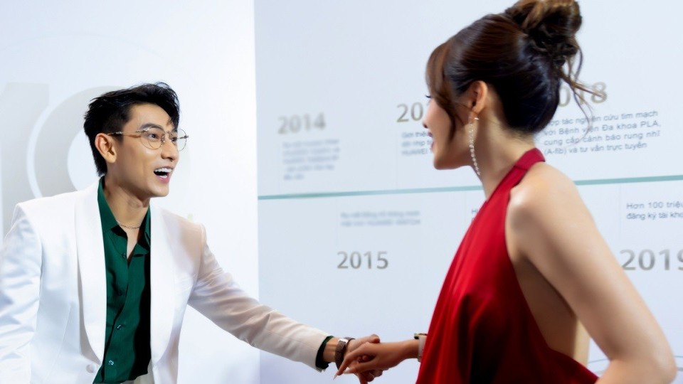 Hai ca sĩ Chi Pu và Isaac sang trọng, lịch lãm dự sự kiện công nghệ