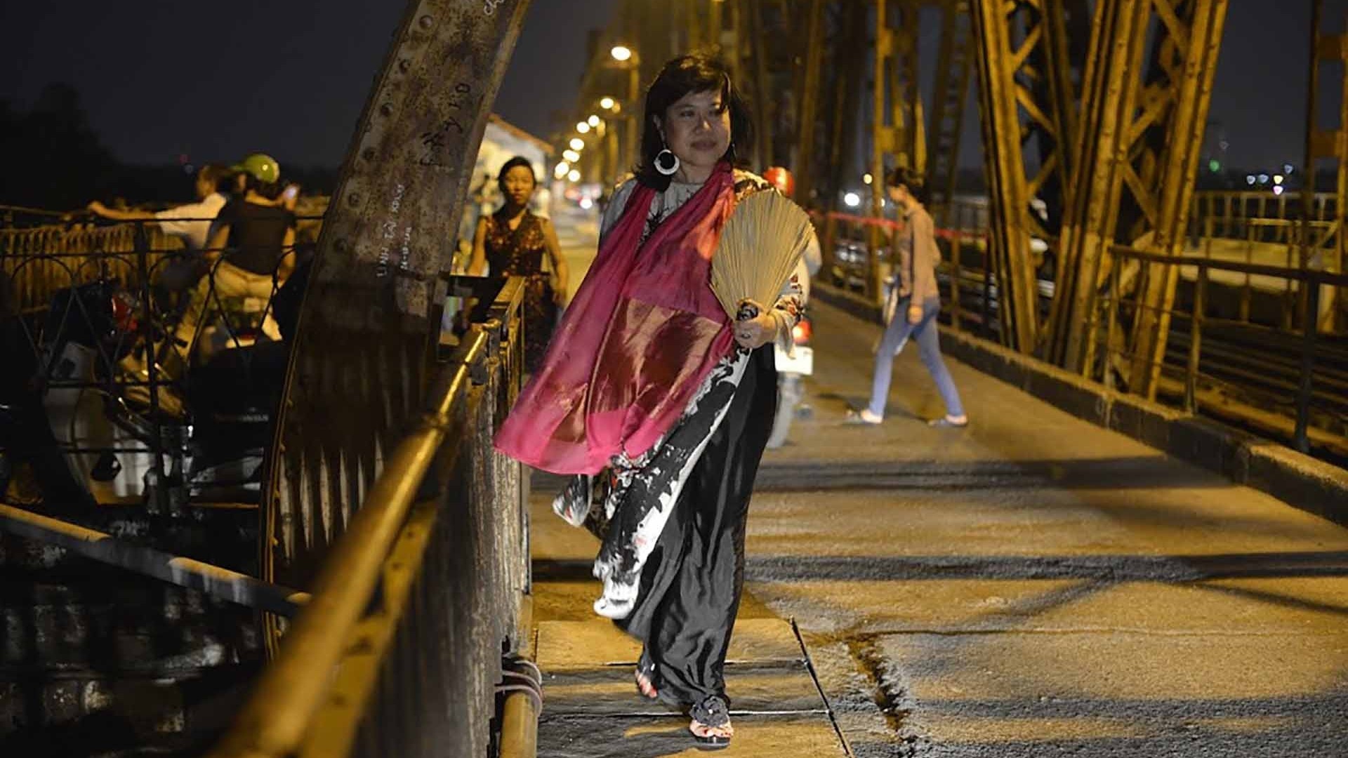 Nữ Việt kiều nặng lòng với cây cầu ký ức