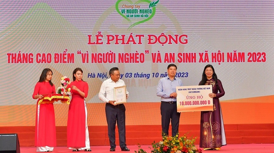 Vietcombank ủng hộ 10 tỷ đồng hưởng ứng tháng cao điểm 'Vì người nghèo' và an sinh xã hội TP. Hà Nội năm 2023