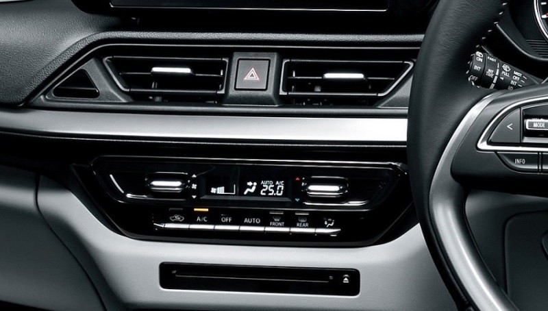 Đầu đĩa CD và DVD, trang bị lỗi thời xuất hiện trên Suzuki Swift 2024.