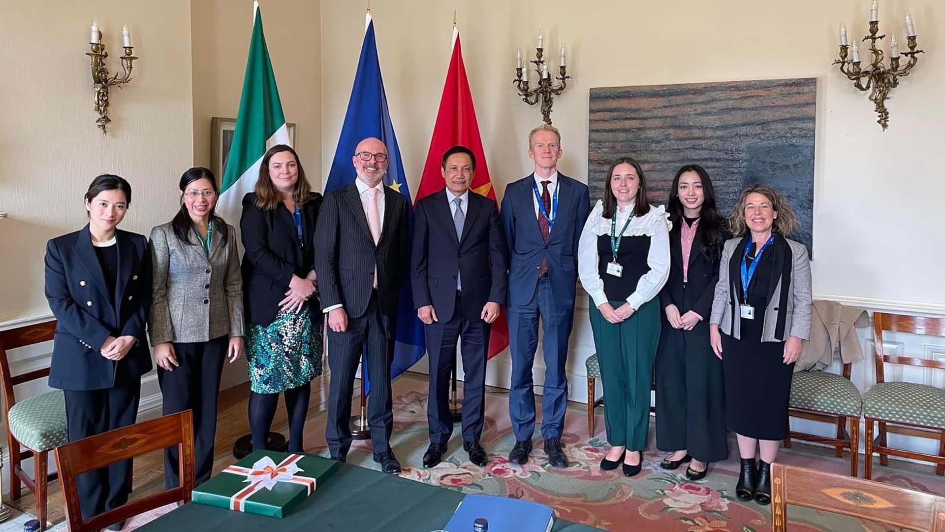 Vụ trưởng Vụ châu Âu Đỗ Minh Hùng và Tổng Vụ trưởng châu Á-Thái Bình Dương, Bộ Ngoại giao Ireland Gerard Keown tham vấn chính trị cấp Vụ trưởng Vụ khu vực. Vụ trưởng Vụ châu Âu Đỗ Minh Hùng và Tổng Vụ trưởng châu Á-Thái Bình Dương, Bộ Ngoại giao Ireland Gerard Keown tham vấn chính trị cấp Vụ trưởng Vụ khu vực.