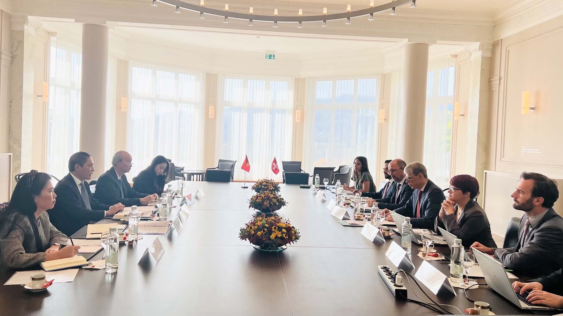 Vụ trưởng Vụ châu Âu Đỗ Minh Hùng và Vụ trưởng Vụ châu Á-Thái Bình Dương, Bộ Ngoại giao Thụy Sỹ Heinrich Schellenberg tham vấn chính trị cấp Vụ trưởng Vụ khu vực. Vụ trưởng Vụ châu Âu Đỗ Minh Hùng và Vụ trưởng Vụ châu Á-Thái Bình Dương, Bộ Ngoại giao Thụy Sỹ Heinrich Schellenberg tham vấn chính trị cấp Vụ trưởng Vụ khu vực.