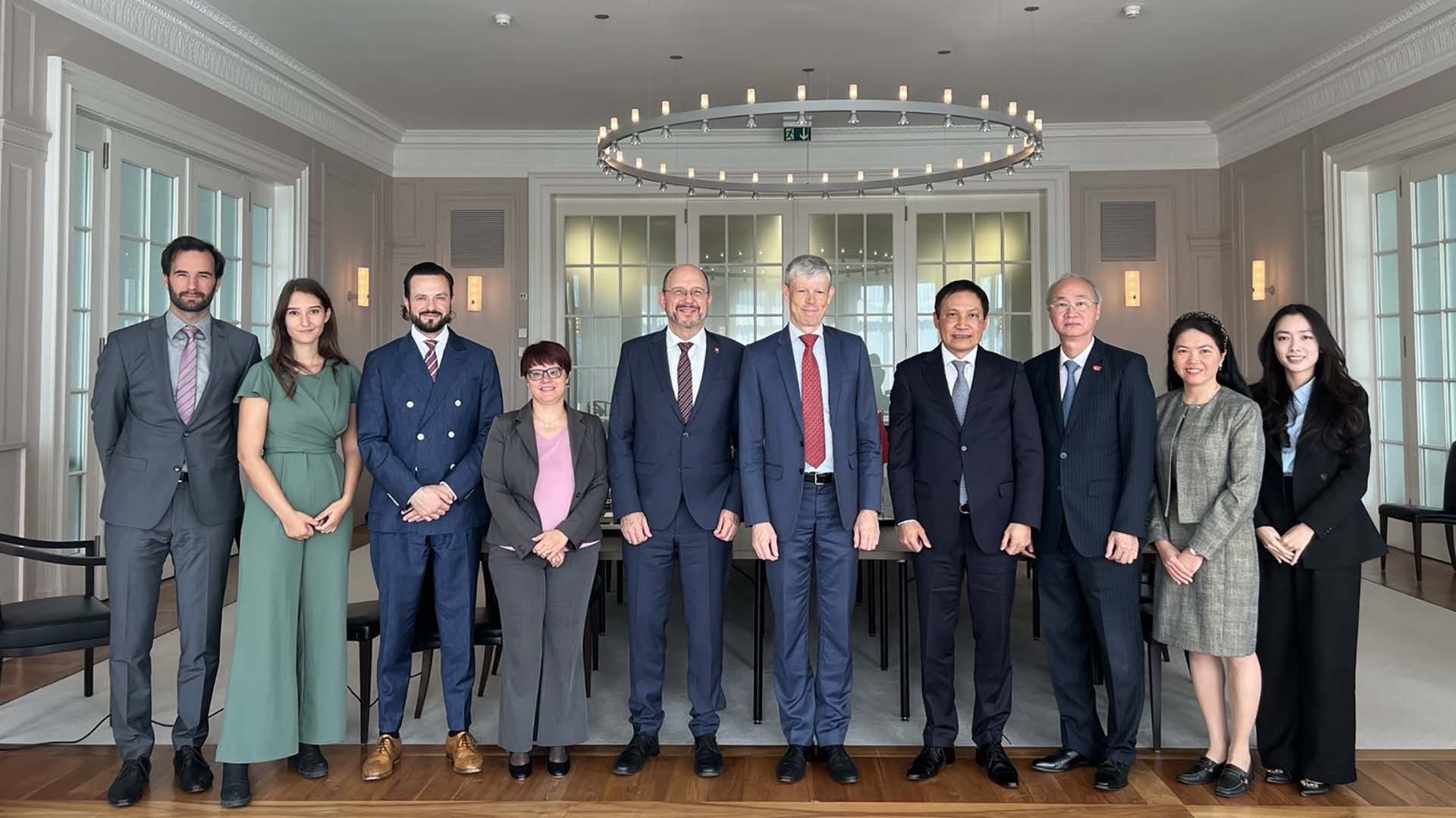 Vụ trưởng Vụ châu Âu Đỗ Minh Hùng và Vụ trưởng Vụ châu Á-Thái Bình Dương, Bộ Ngoại giao Thụy Sỹ Heinrich Schellenberg tham vấn chính trị cấp Vụ trưởng Vụ khu vực. Vụ trưởng Vụ châu Âu Đỗ Minh Hùng và Vụ trưởng Vụ châu Á-Thái Bình Dương, Bộ Ngoại giao Thụy Sỹ Heinrich Schellenberg tham vấn chính trị cấp Vụ trưởng Vụ khu vực.