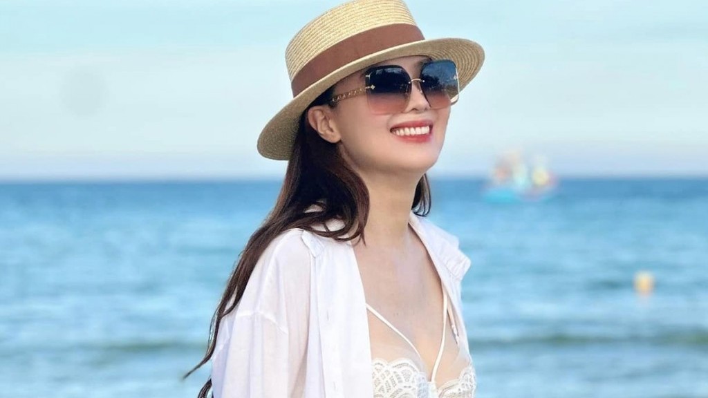 Hồng Diễm tạo dáng cuốn hút trước biển, Thu Hà 'lá ngọc cành vàng' gợi cảm tuổi 54
