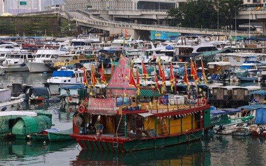 Đền thiêng trôi nổi trên vịnh ở Trung Quốc gần 70 năm vừa được đưa lên bờ