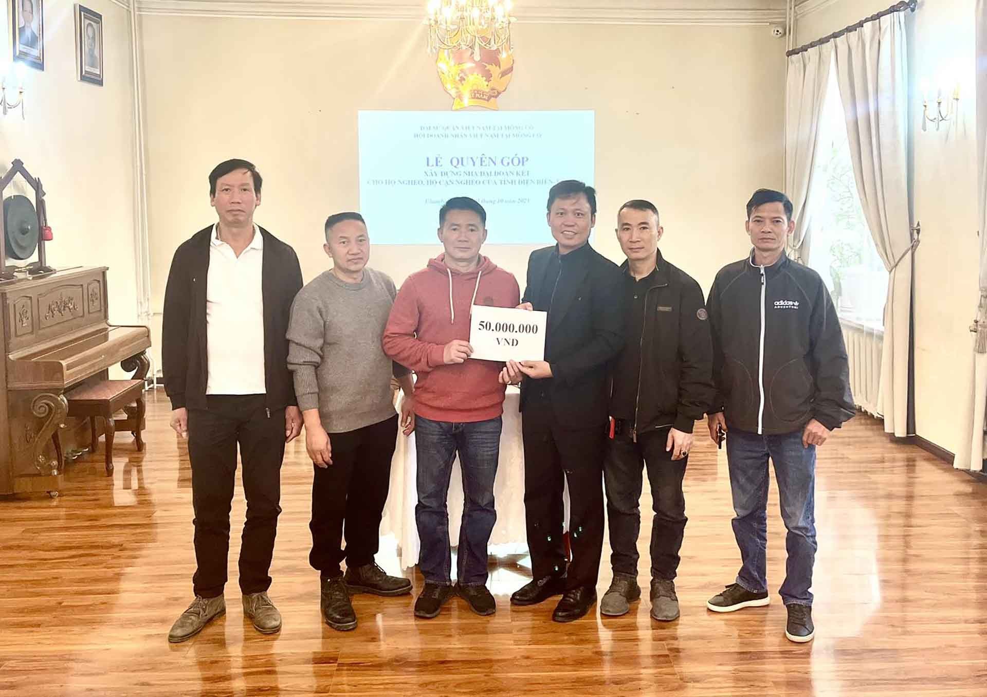 Chủ tịch Hội doanh nhân Việt Nam tại Mông Cổ Nguyễn Huy Tuấn đã trao cho Đại sứ Doãn Khánh Tâm khoản quyên góp của Hội với số tiền 50 triệu đồng.