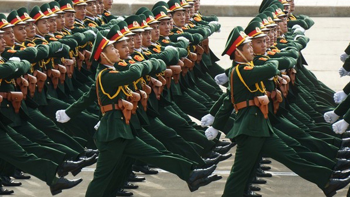 Cấp bậc quân hàm cao nhất với chức vụ của sĩ quan quân đội được quy định thế nào?