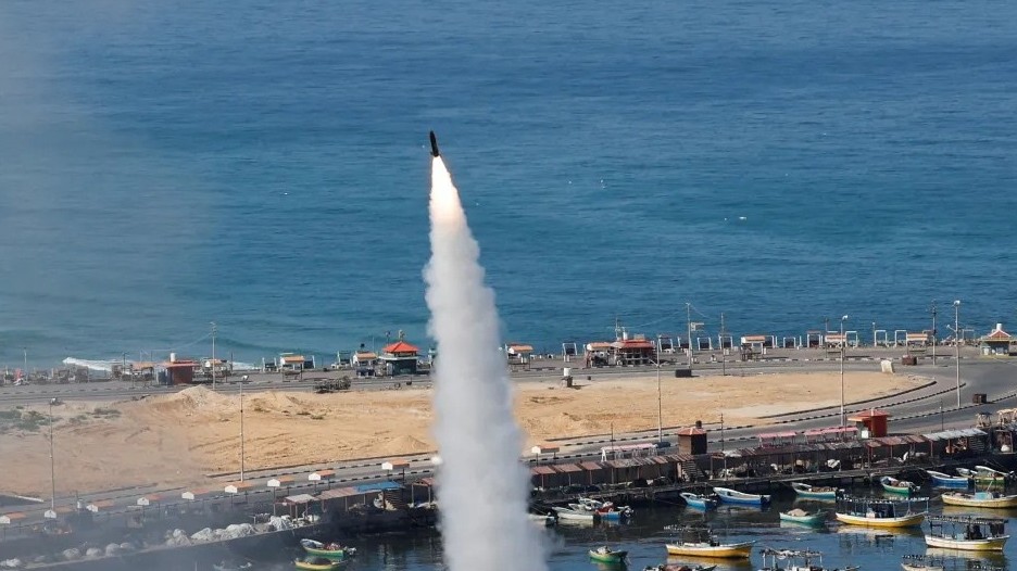 Bị tấn công hàng nghìn quả rocket, Israel không kích vào Dải Gaza để đáp trả Hamas