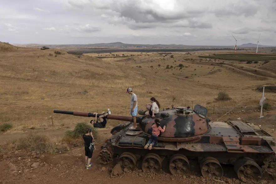 Ảnh ấn tượng (2-8/10): Ông Putin nói Nga vượt qua trừng phạt, tổn thất của Ukraine; Dải Gaza ‘nóng rẫy’; xe tăng Syria hư hỏng ở Cao nguyên Golan