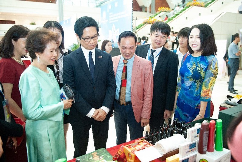 BTC đi tham quan gian hàng sản vật địa phương tại Đại hội.