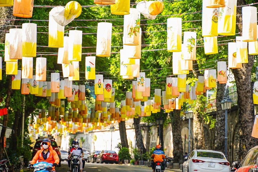 Phố lồng đèn Phùng Hưng đón Thu. (Nguồn: TTXVN)