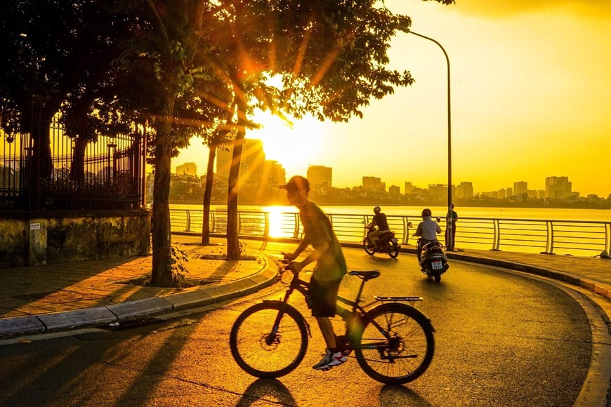 Hoàng hôn Hồ Tây. (Nguồn: TTXVN)