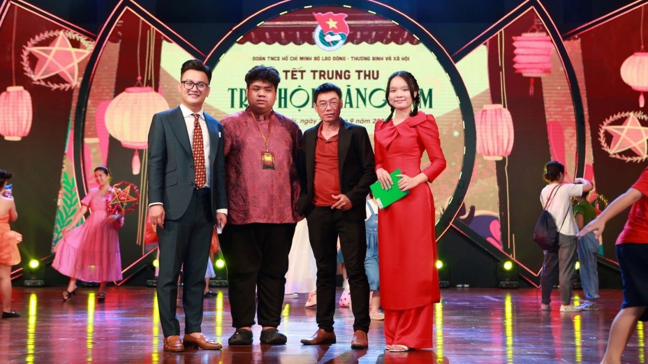 Tổng đạo diễn 17 tuổi của lễ hội Trung thu 'khủng' ở Việt Nam