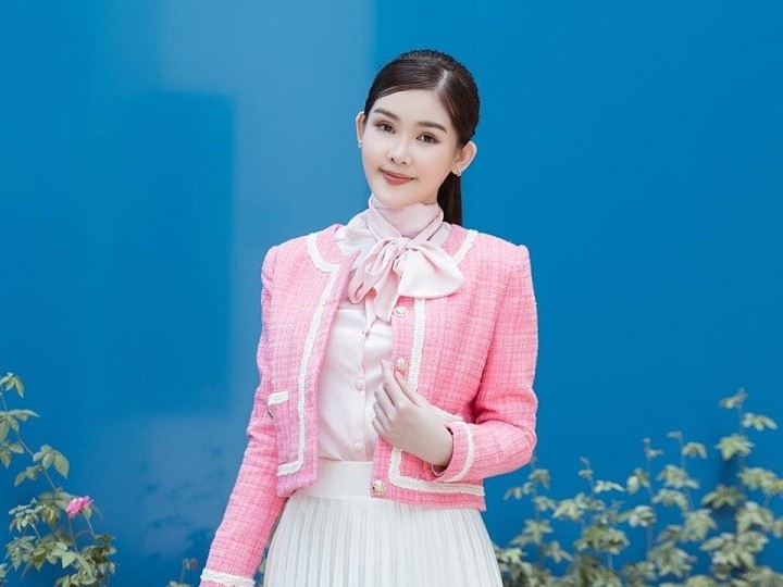 Hoa hậu Lê Âu Ngân Anh giữ phong độ mặc đẹp với thời trang lên giảng đường