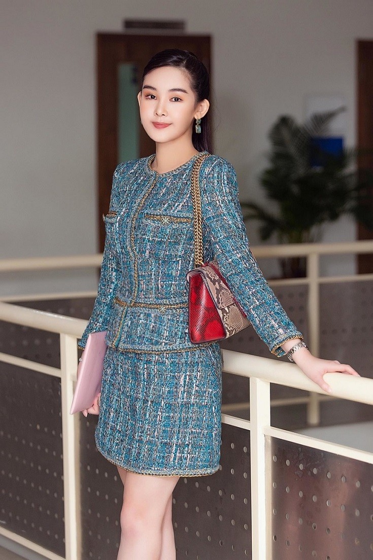 Sau 3 năm làm giảng viên, Hoa hậu Lê Âu Ngân Anh vẫn giữ phong độ mặc đẹp với trang phục thay đổi liên tục. Sau 3 năm làm giảng viên, Hoa hậu Lê Âu Ngân Anh vẫn giữ phong độ mặc đẹp với trang phục thay đổi liên tục.