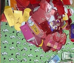 Trung Quốc: Người phụ nữ bất ngờ được mẹ giao lại số phong bao lì xì trong 29 năm