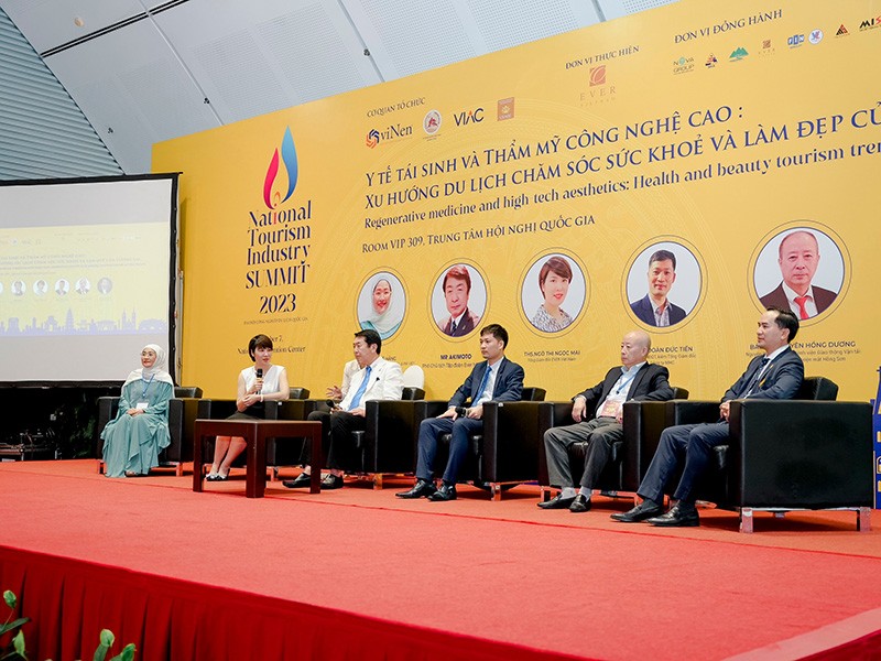 Bà Ngô Mai – TGĐ EVER Việt Nam điều hành Diễn đàn “Y tế tái sinh và Thẩm mỹ công nghệ cao: Xu hướng Du lịch chăm sóc sức khỏe và làm đẹp của tương lai” do EVER Việt Nam tổ chức tại Đại hội.